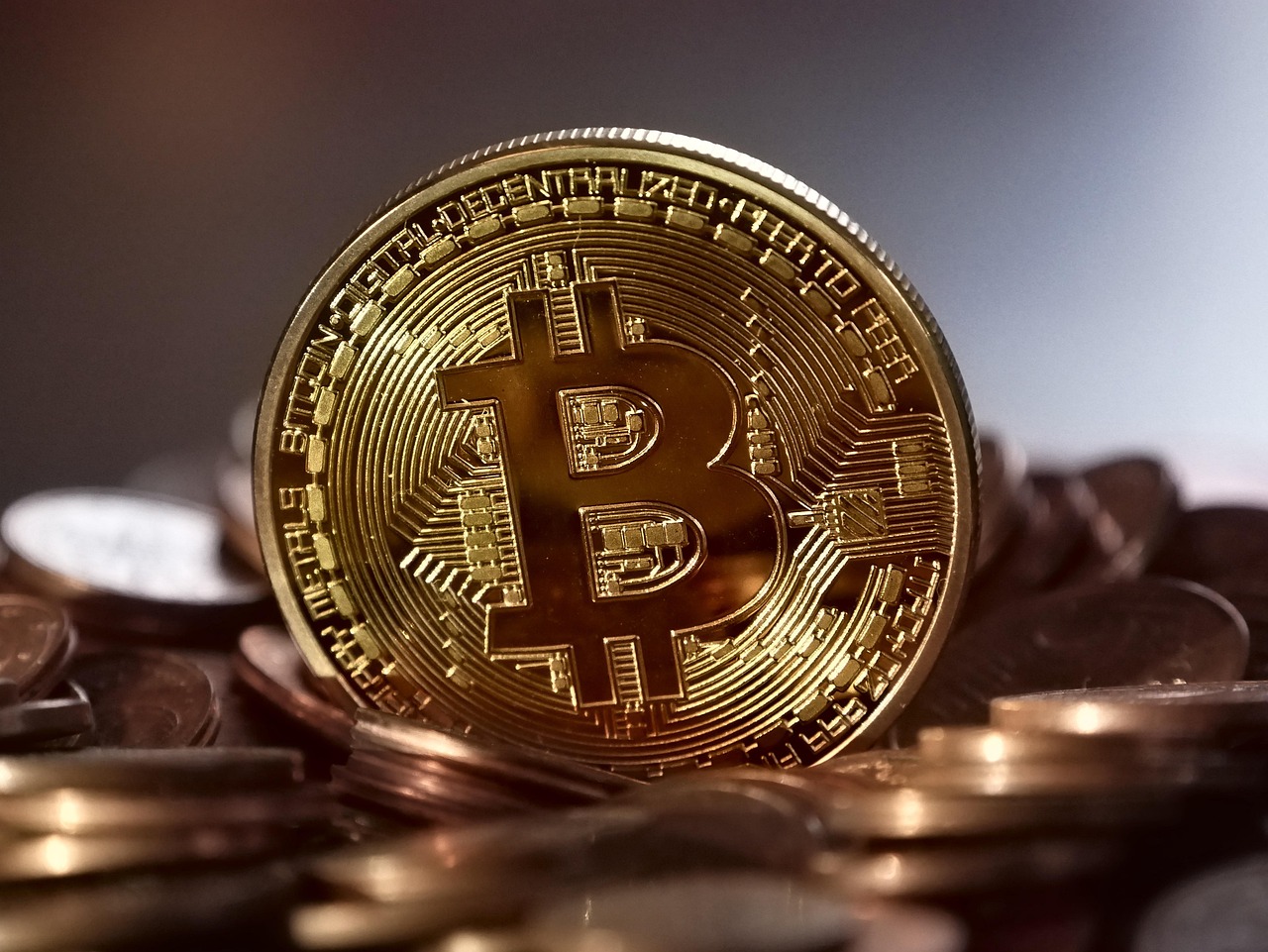 鲍威尔粉碎降息希望、美股遭遇猛烈抛售！比特币一度逼近8.3万美元